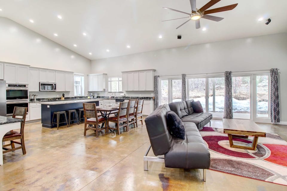 Pinetop-Lakeside Home w/ Private Hot Tub & Bar House in Pinetop-Lakeside