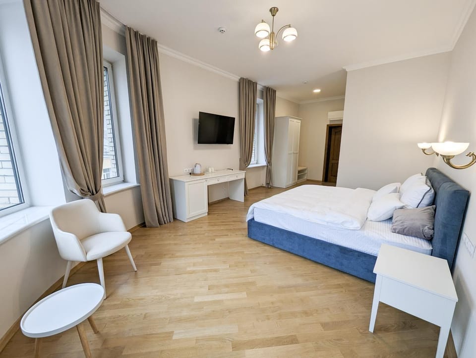 Bed, TV and multimedia, Photo of the whole room, Seating area, Bedroom