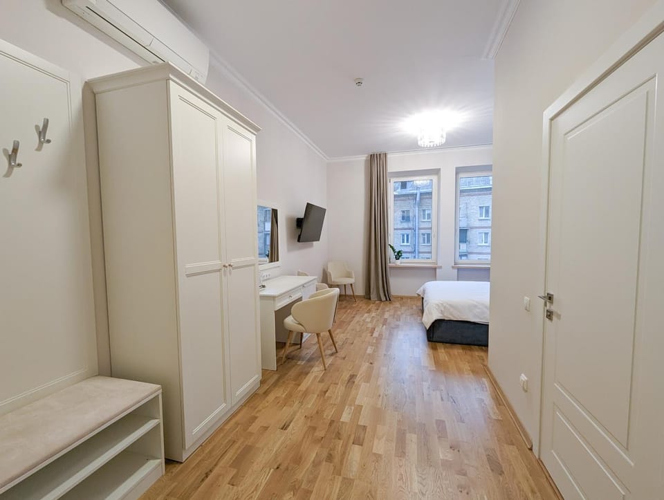 TV and multimedia, Seating area, hair dresser, wardrobe