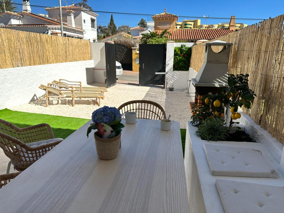 Benalmádena Beach House- Luxe house, prime location near Puerto Marina&Beach House in Torremolinos