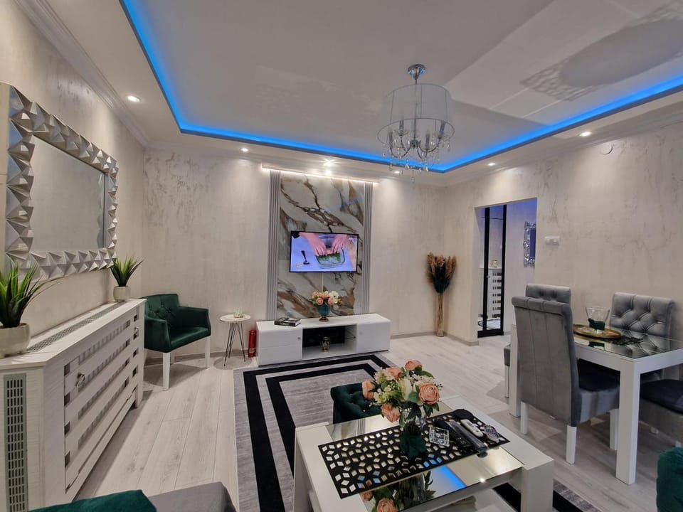 TV and multimedia, Living room, Seating area, Dining area