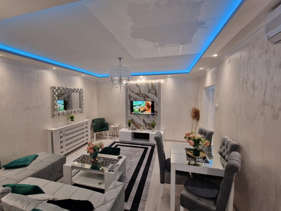 Communal lounge/ TV room, TV and multimedia, Living room, Seating area, Dining area, Evening entertainment