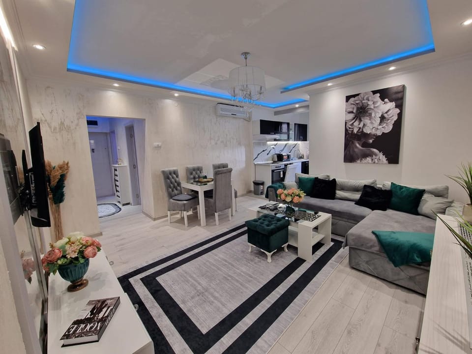 Communal lounge/ TV room, TV and multimedia, Kitchen or kitchenette, Living room, Photo of the whole room, Seating area, Dining area, Evening entertainment