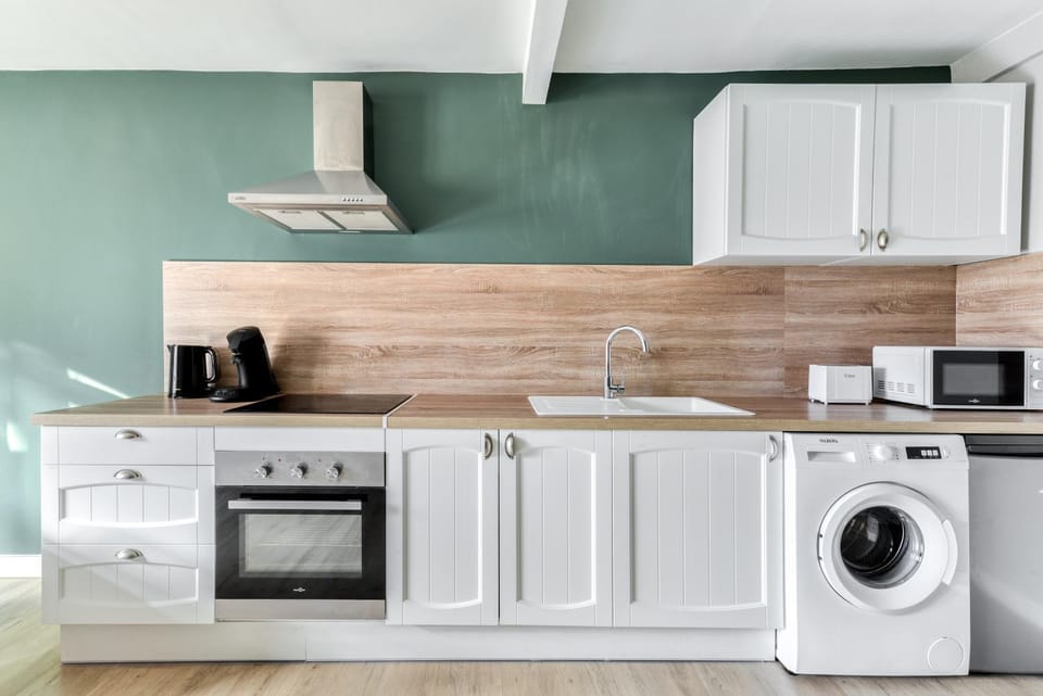 Coffee/tea facilities, oven, kitchen