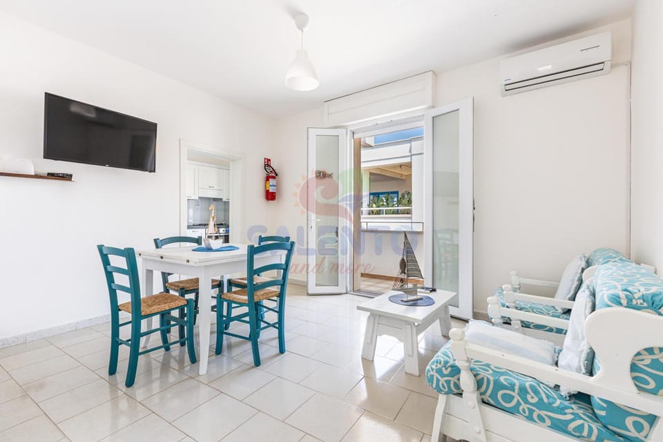 Communal lounge/ TV room, TV and multimedia, Living room, Seating area, Dining area, Evening entertainment, air conditioner