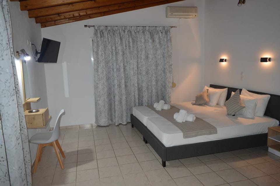 Bed, TV and multimedia, Photo of the whole room, Bedroom, towels, air conditioner