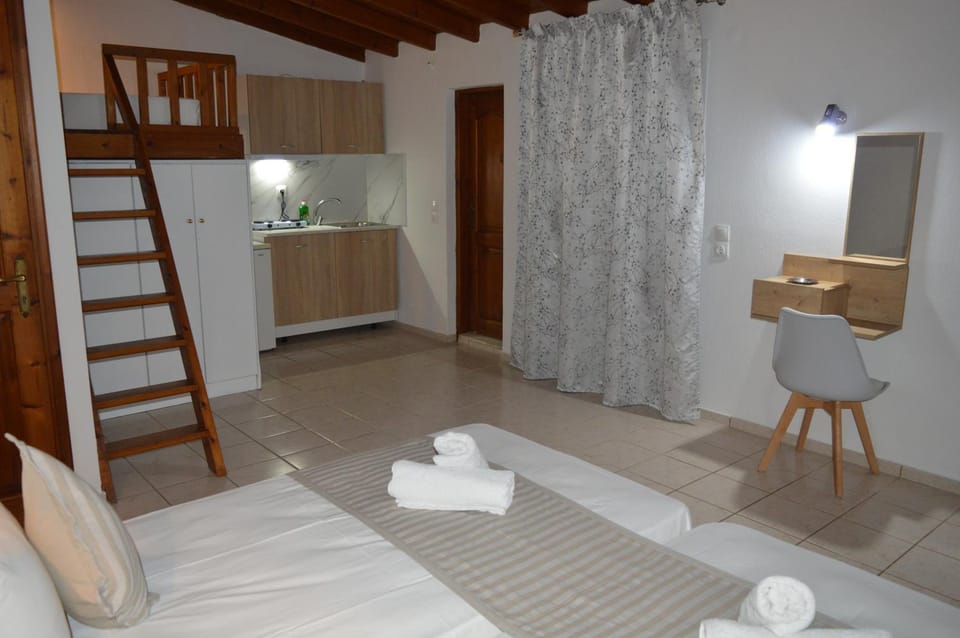 Bed, Kitchen or kitchenette, Photo of the whole room, Bedroom, towels, wardrobe