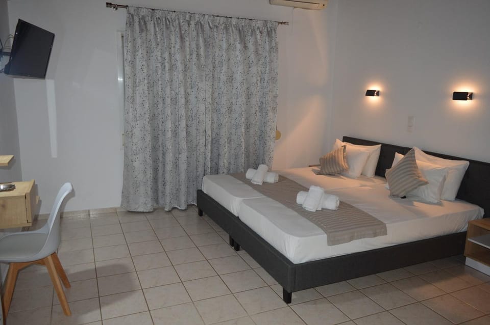 Bed, TV and multimedia, Photo of the whole room, Bedroom, towels, air conditioner