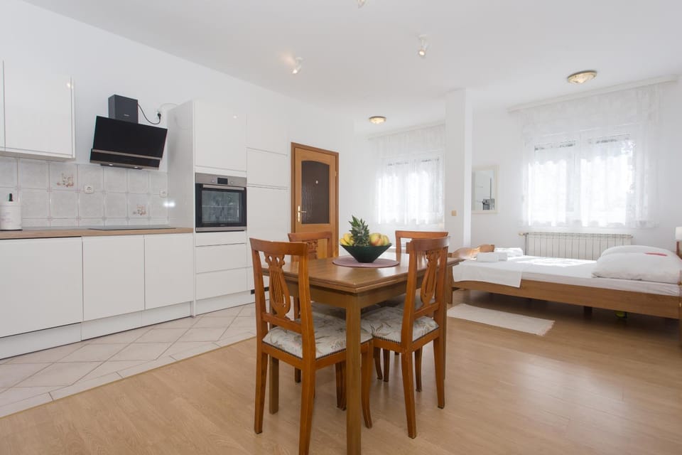 Kitchen or kitchenette, Living room, Dining area, minibar, pet friendly