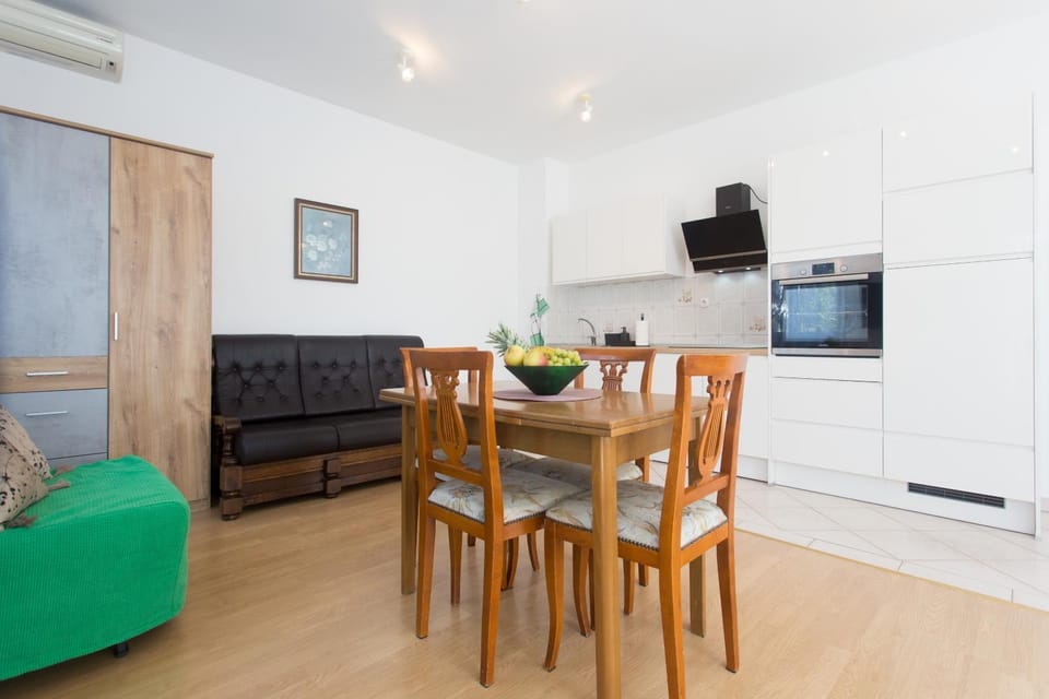 Kitchen or kitchenette, Seating area, Dining area, dishwasher, minibar