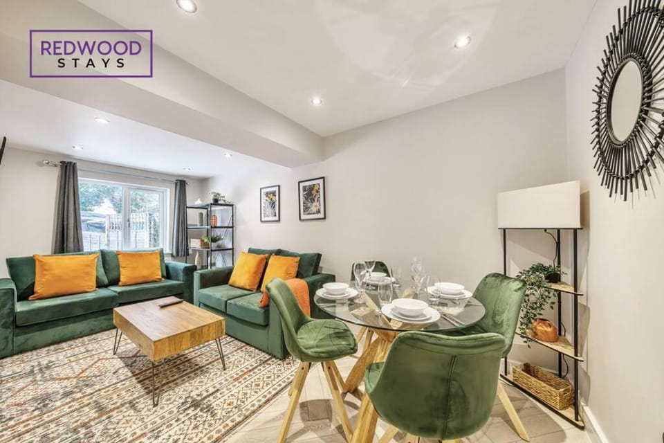 Huge 5 Bed 3 Bath House For Contractors & Families, 2X Free Parking, Free WiFi & Netflix By Redwood Stays House in Farnborough