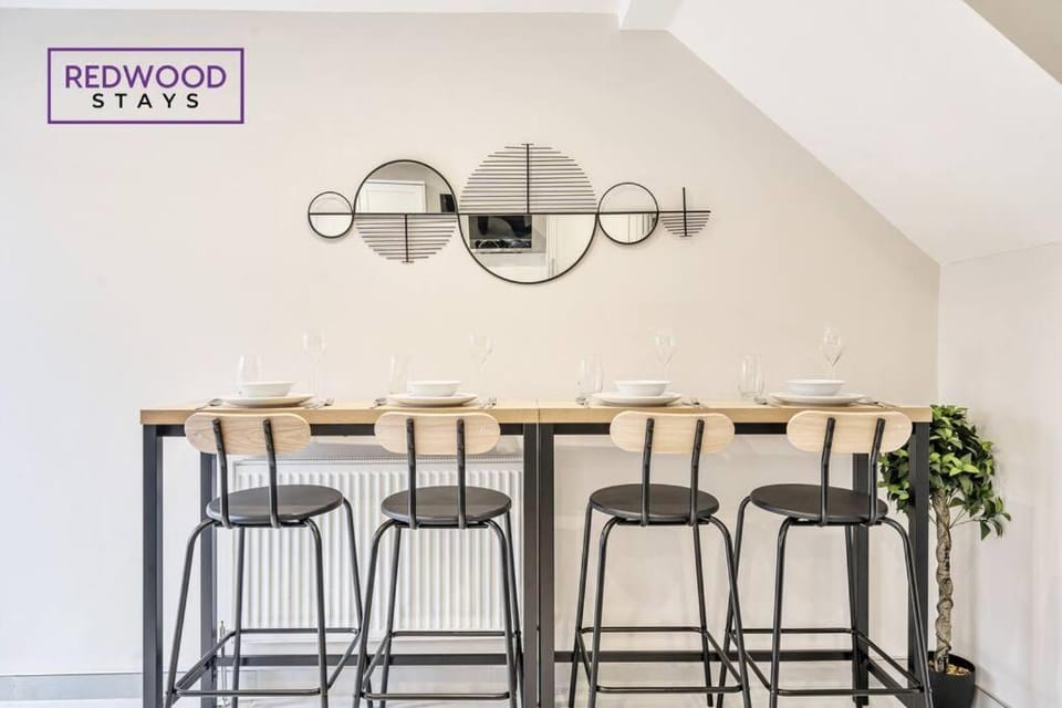 Huge 5 Bed 3 Bath House For Contractors & Families, 2X Free Parking, Free WiFi & Netflix By Redwood Stays House in Farnborough