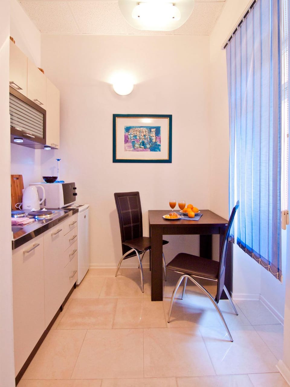 Kitchen or kitchenette, Dining area, stove