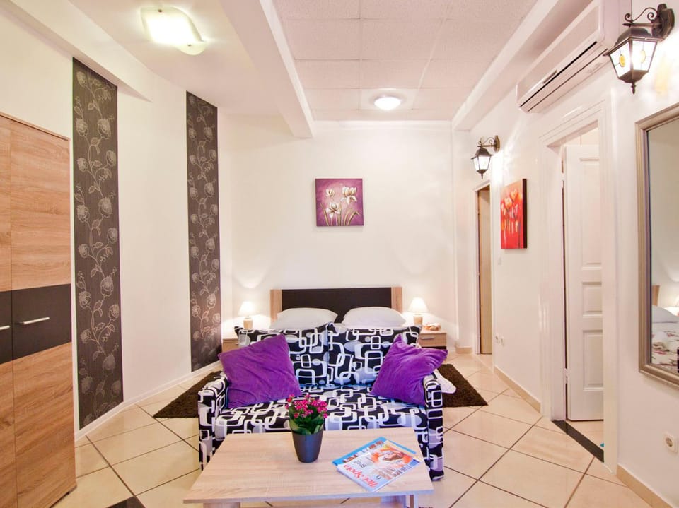 Bed, Seating area