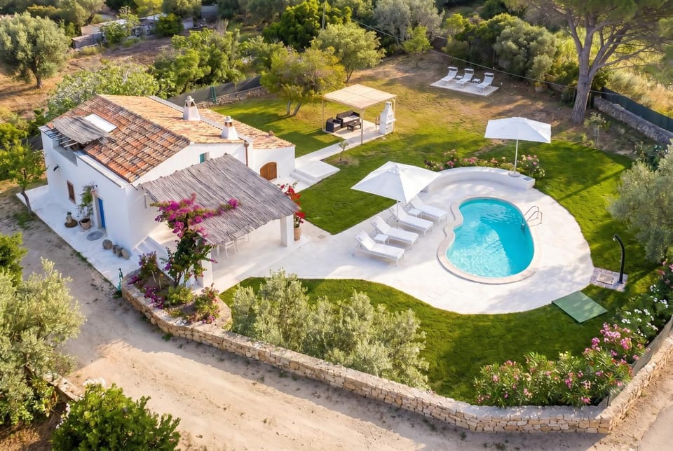Property building, Natural landscape, Bird's eye view, Garden, Garden view, Pool view, Swimming pool, sunbed