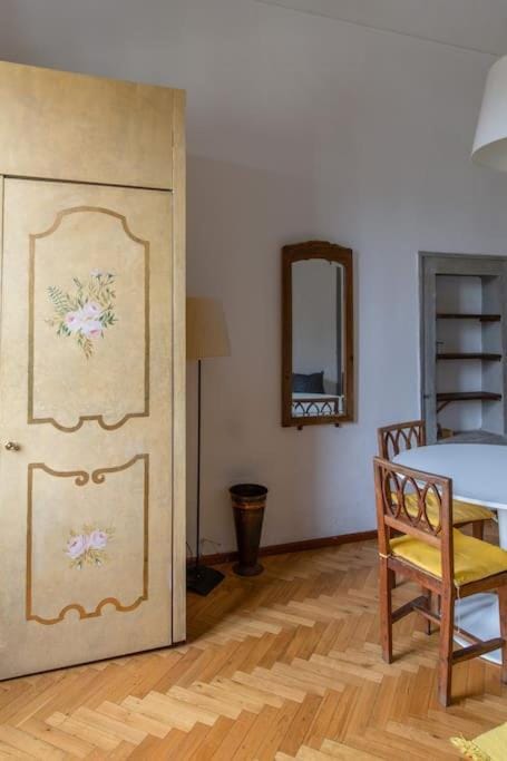Elegant Apartment Outside ZTL & 10min from Center Apartment in Florence