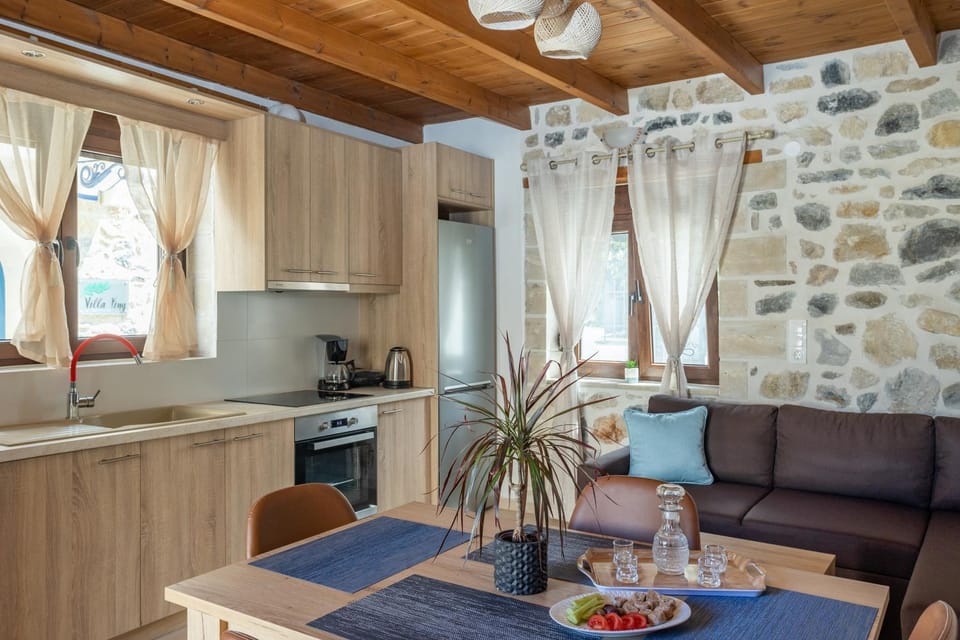 Living room, Seating area, Dining area, minibar, pet friendly, stove