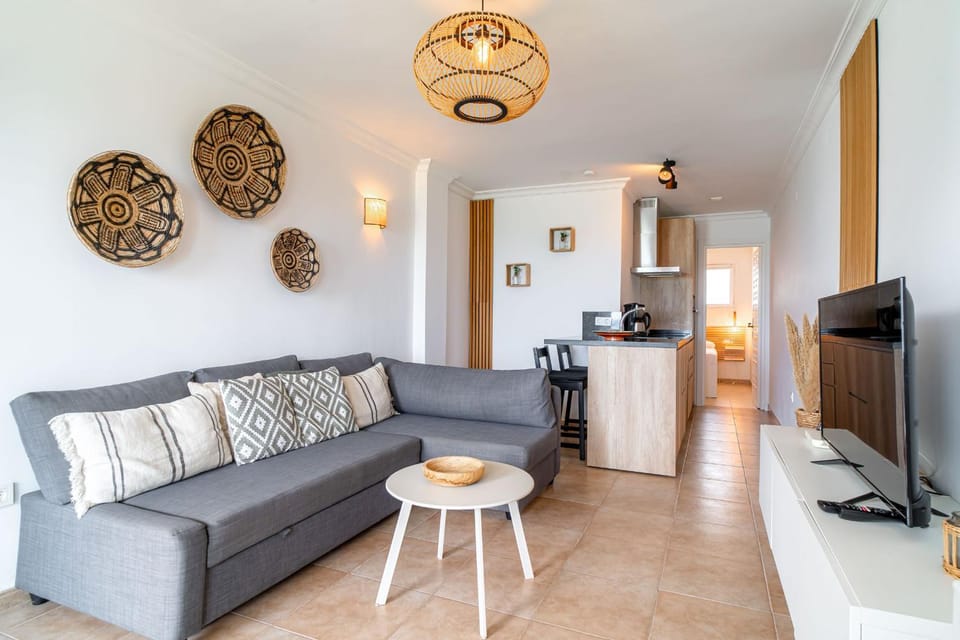TV and multimedia, Kitchen or kitchenette, Living room, Seating area, Dining area, stove