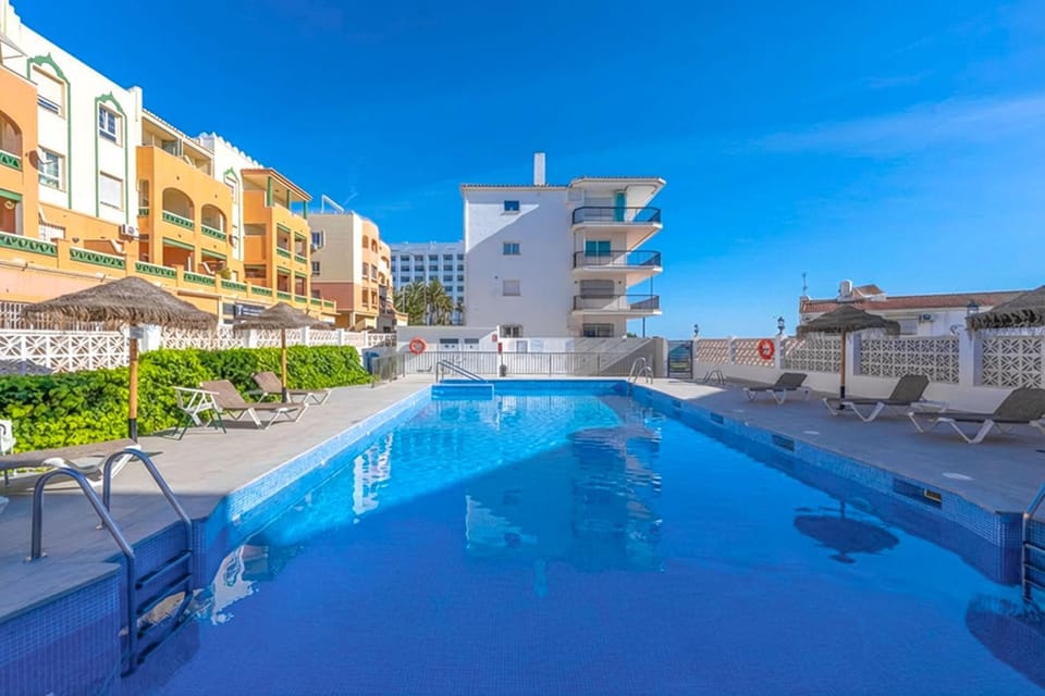 Property building, Day, Swimming pool, sunbed