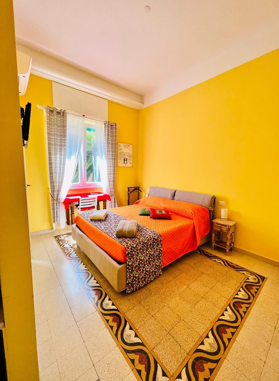 Bed, Photo of the whole room, Seating area, Bedroom