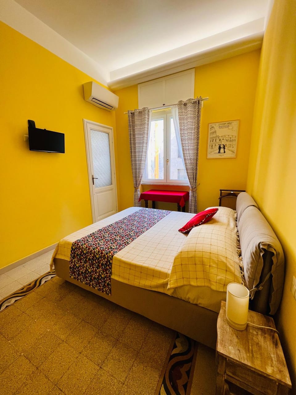 Bed, TV and multimedia, Photo of the whole room, Bedroom