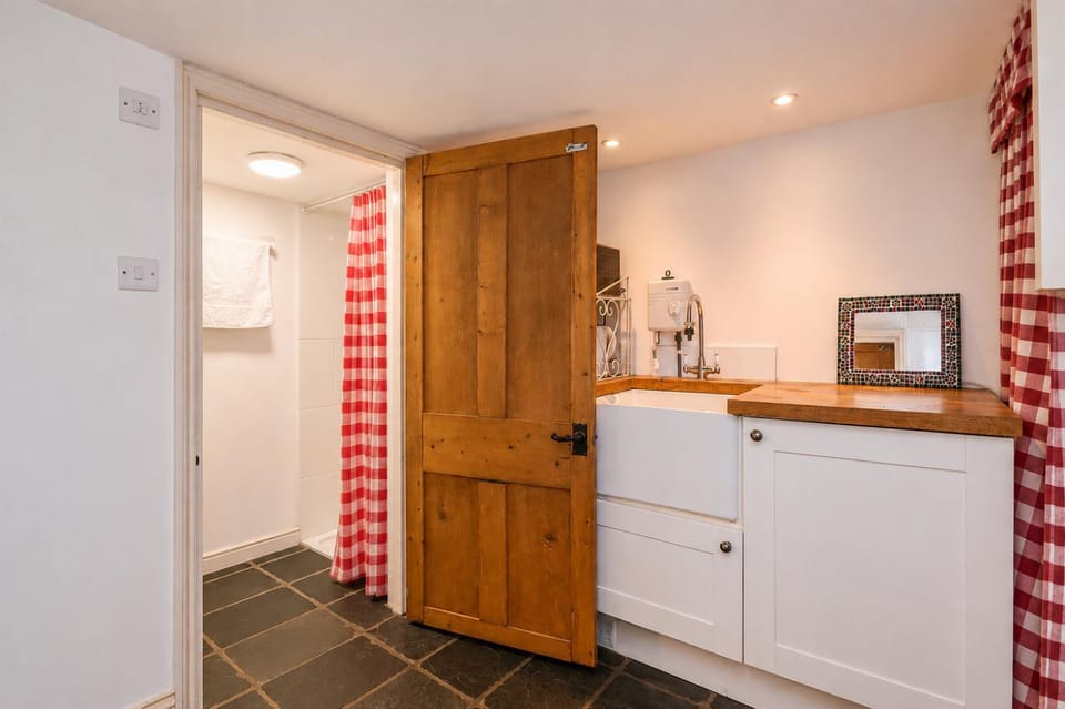 Shower, Toilet, Kitchen or kitchenette