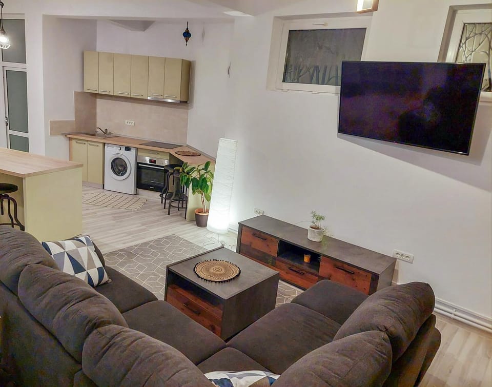 TV and multimedia, Kitchen or kitchenette, Living room, Seating area, Dining area, stove