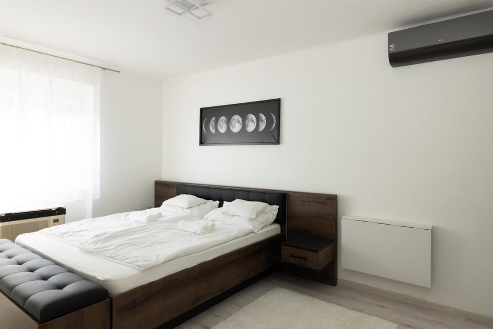 Bed, TV and multimedia, Bedroom, air conditioner