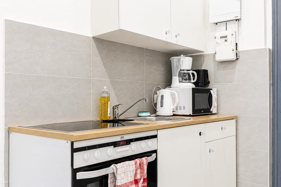 Coffee/tea facilities, Kitchen or kitchenette, stove