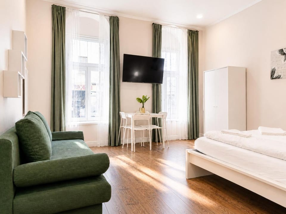 Bed, TV and multimedia, Seating area, Bedroom
