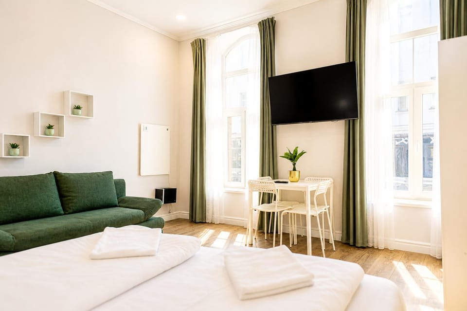 Bed, TV and multimedia, Seating area, Bedroom