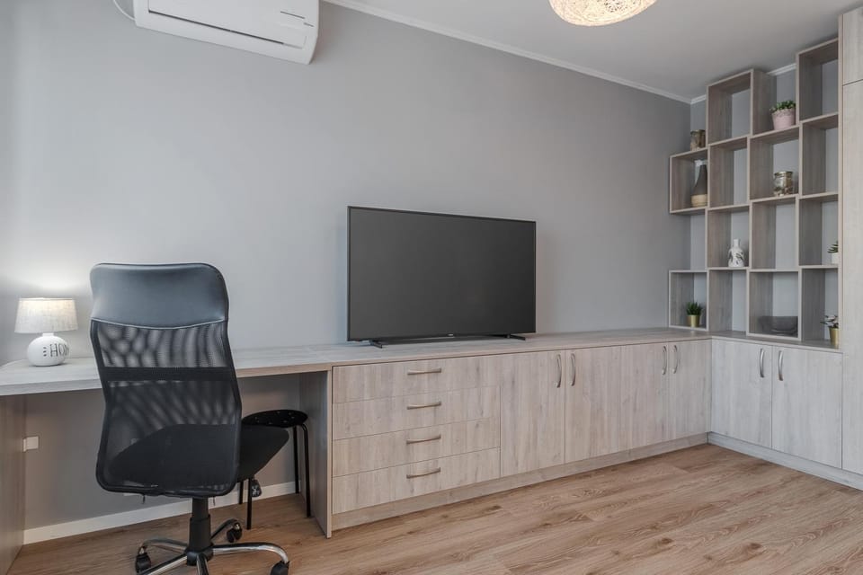 TV and multimedia, Living room, Seating area, air conditioner
