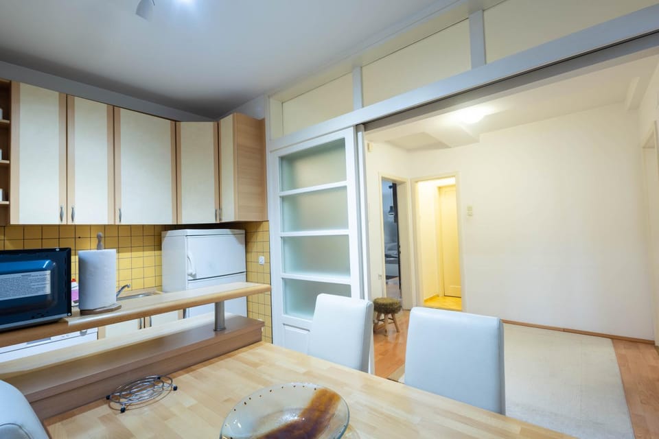 Seating area, Dining area, microwave, kitchen