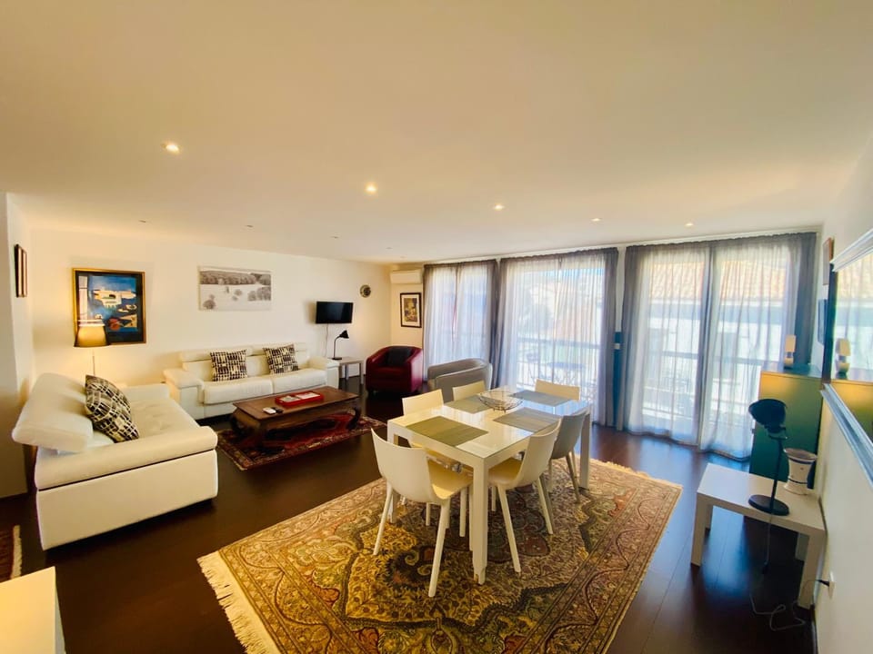 TV and multimedia, Living room, Seating area, Dining area