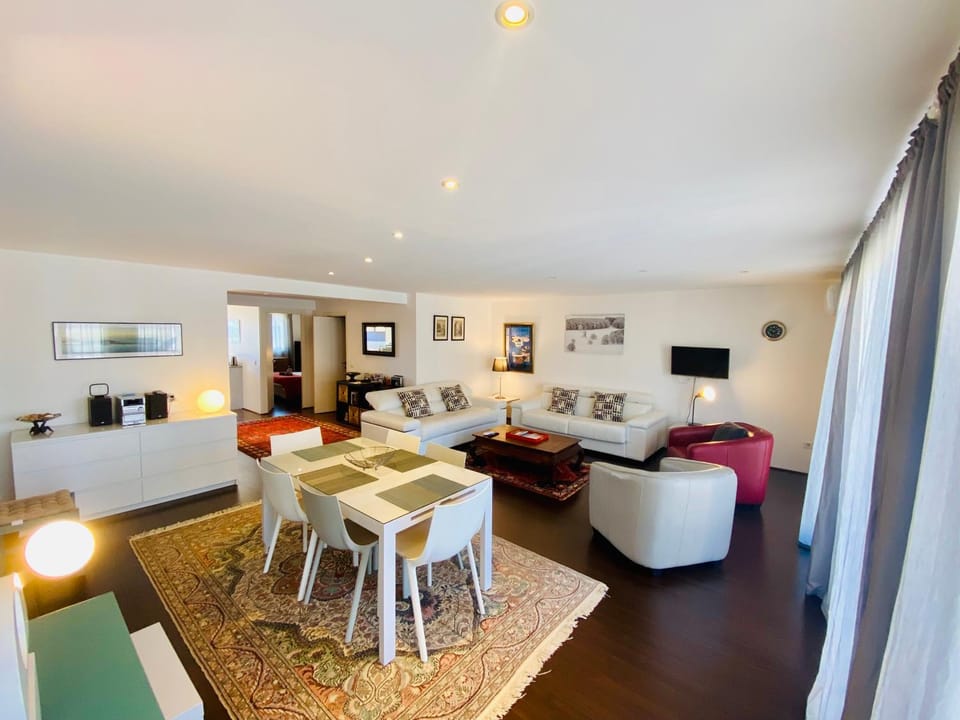 TV and multimedia, Living room, Seating area, Dining area