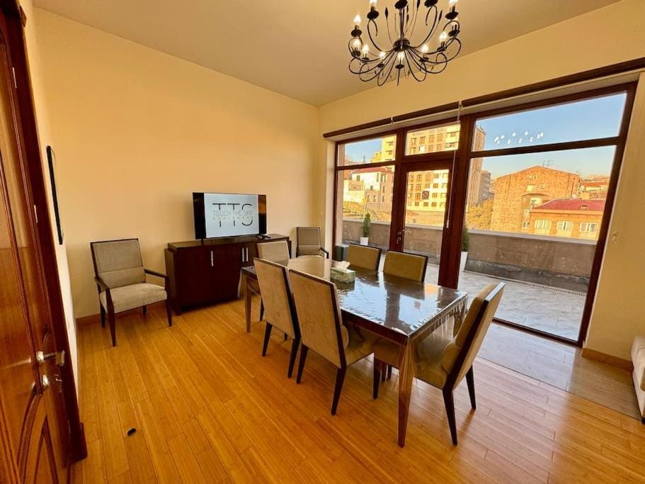Natural landscape, TV and multimedia, Living room, Dining area