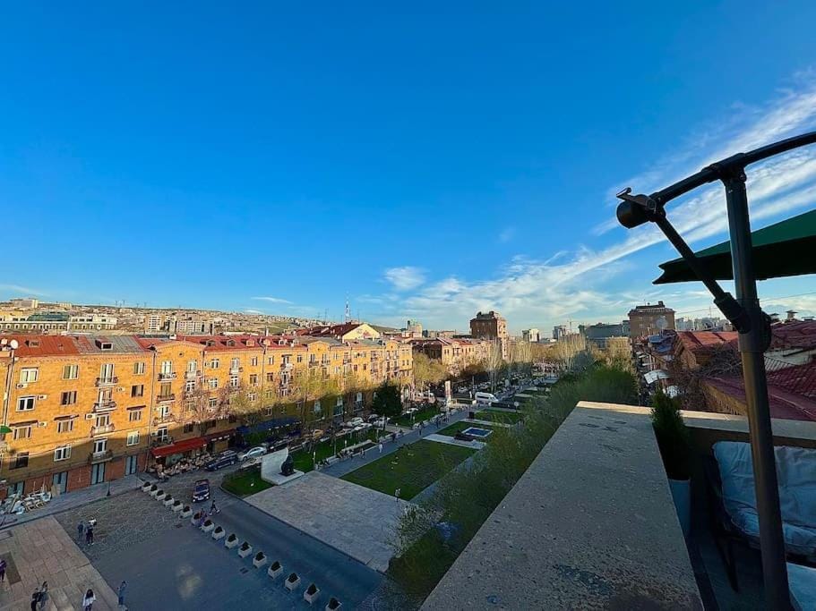 Day, Bird's eye view, City view, Street view, Location