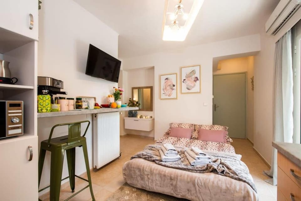 Bed, TV and multimedia, Coffee/tea facilities, Photo of the whole room, Dining area, Bedroom