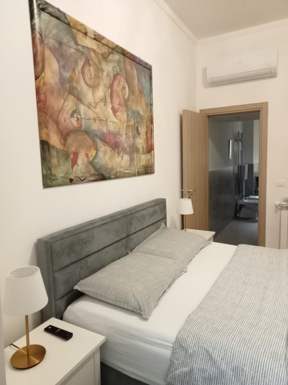Photo of the whole room, Bedroom, air conditioner