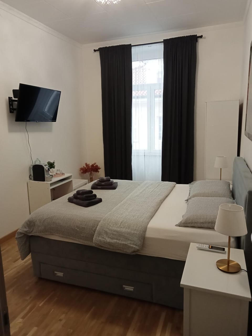 Bed, TV and multimedia, Photo of the whole room