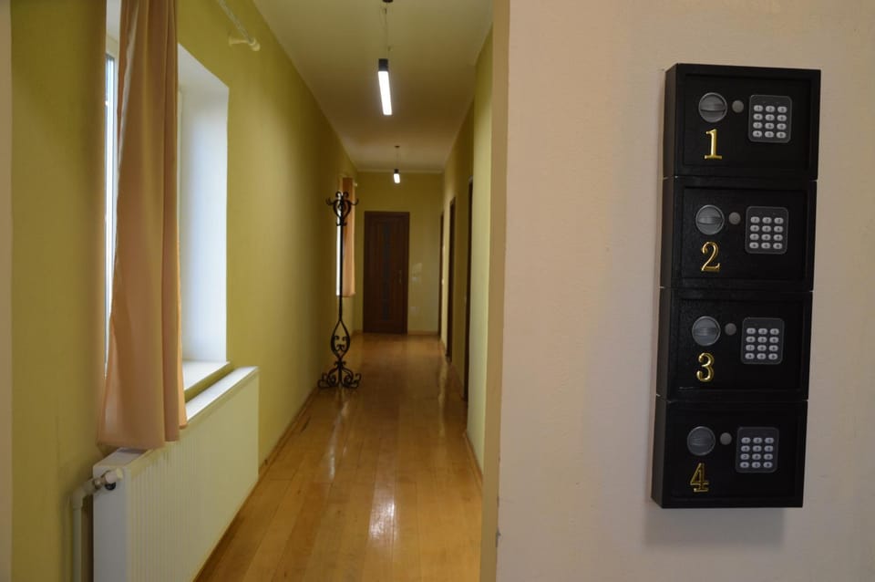 Хостел ПІД ФІКУСОМ Hostel in Lviv Oblast