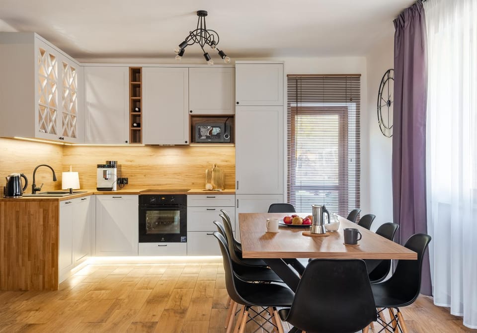 Kitchen or kitchenette, Dining area
