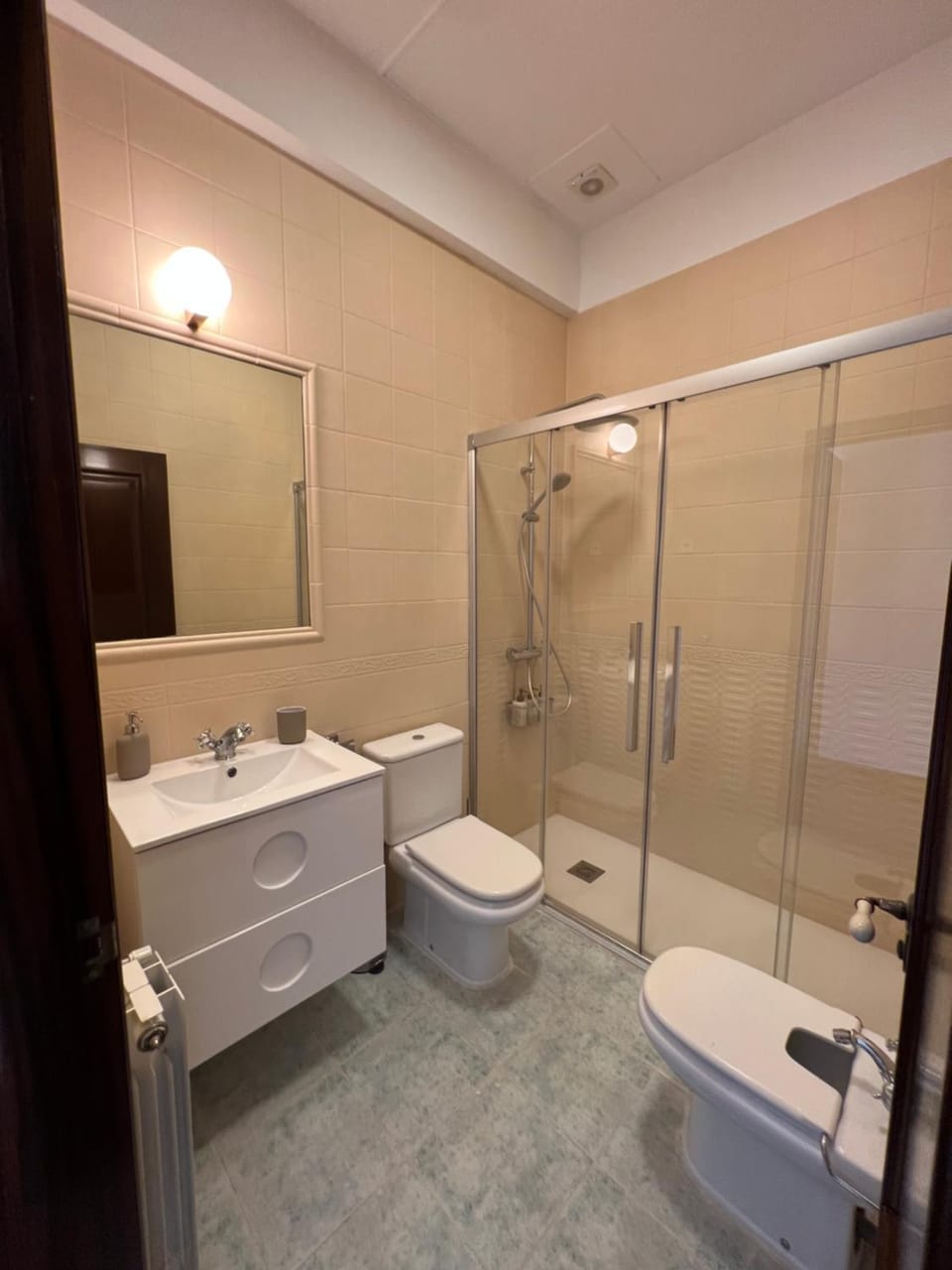 Shower, Toilet, Bathroom, bidet, towels