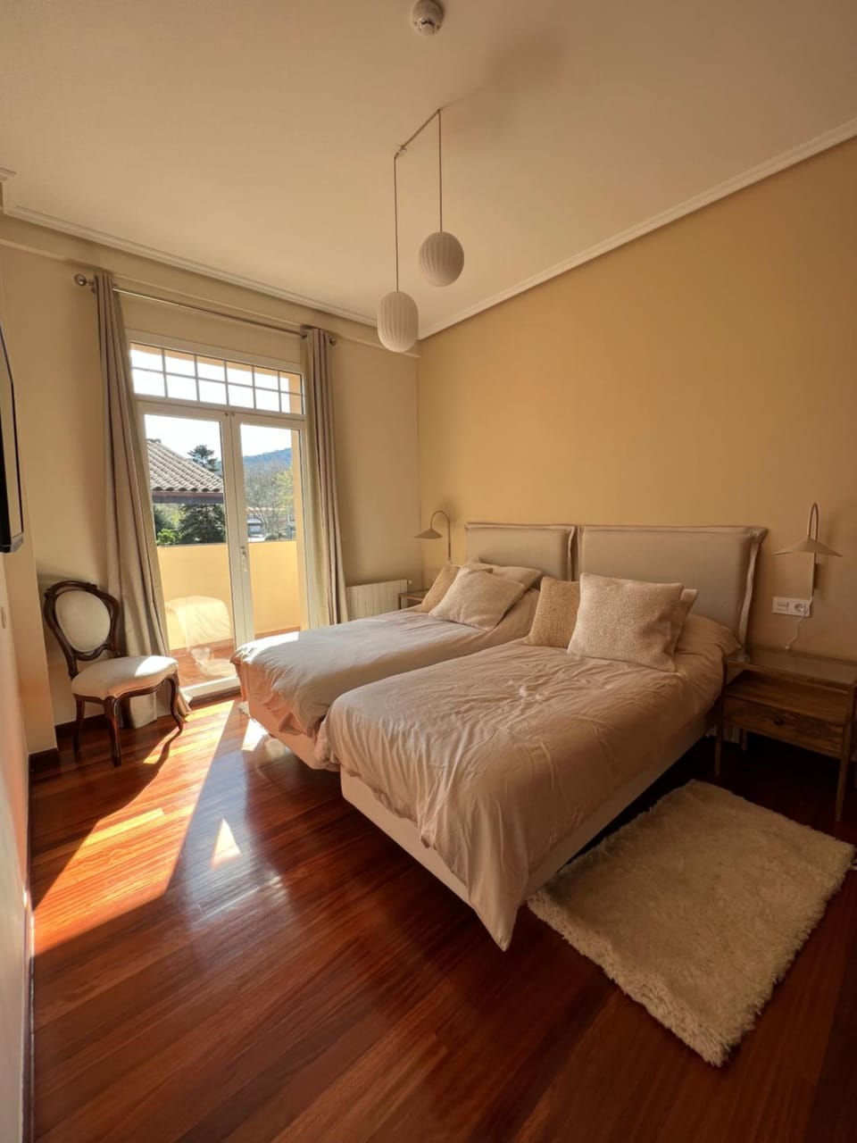 Bed, TV and multimedia, Balcony/Terrace, Photo of the whole room, Bedroom, internet