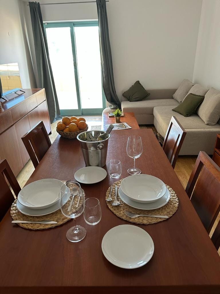 Marina de Albufeira T2 até 6 pax Com Piscina e Vista Marina Apartment in Guia