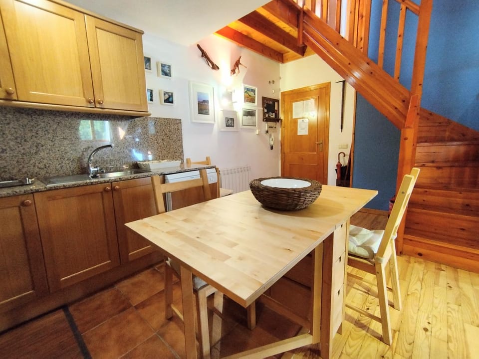 Kitchen or kitchenette, Dining area, dishwasher, minibar, pet friendly