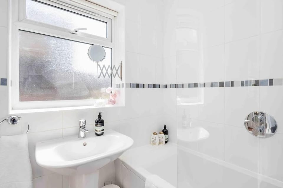 Stunning Victorian 3 Bed House Central Windsor House in Windsor