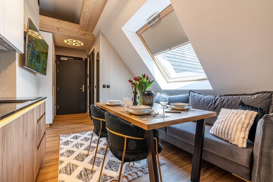 TV and multimedia, Kitchen or kitchenette, Living room, Seating area, Dining area