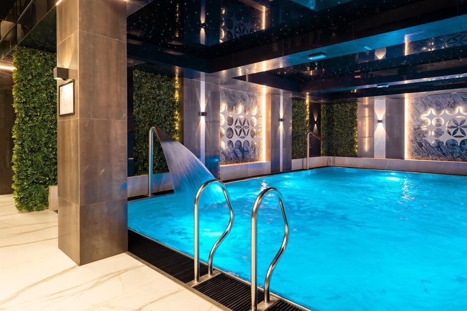 Pool view, Swimming pool, sunbed
