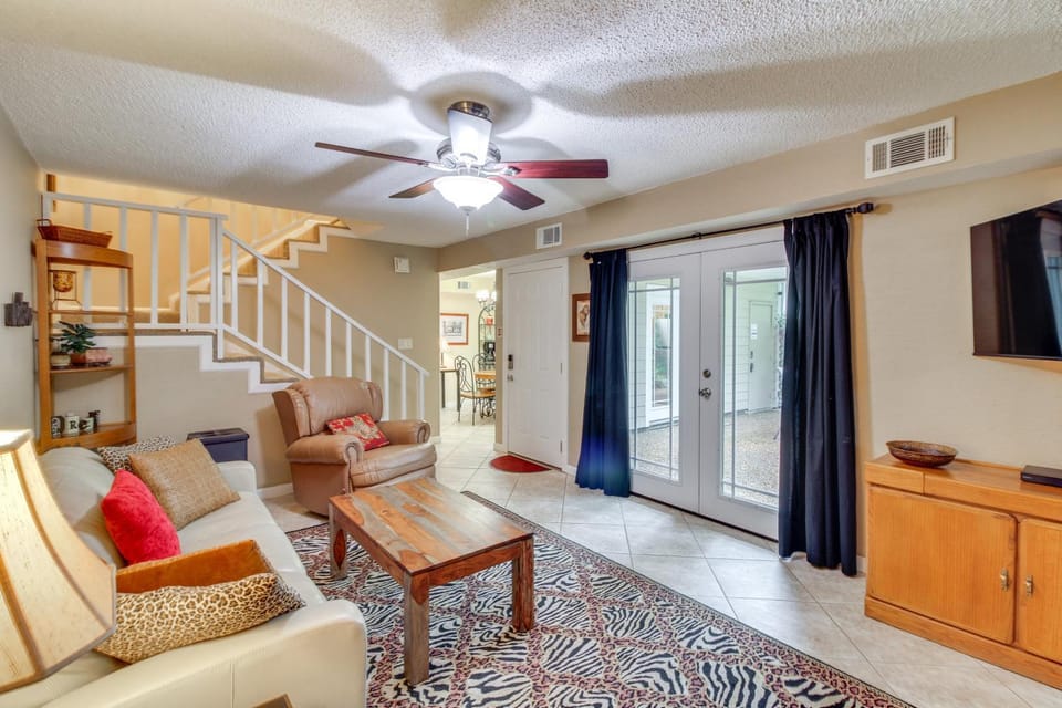 5 Mi to Pensacola Beach: Townhome w/ Yard! House in Pensacola Beach